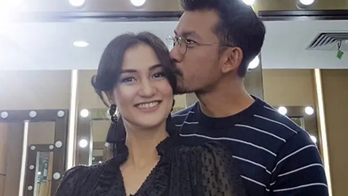 [Bintang] Atiqah Hasiholan dan Rio Dewanto