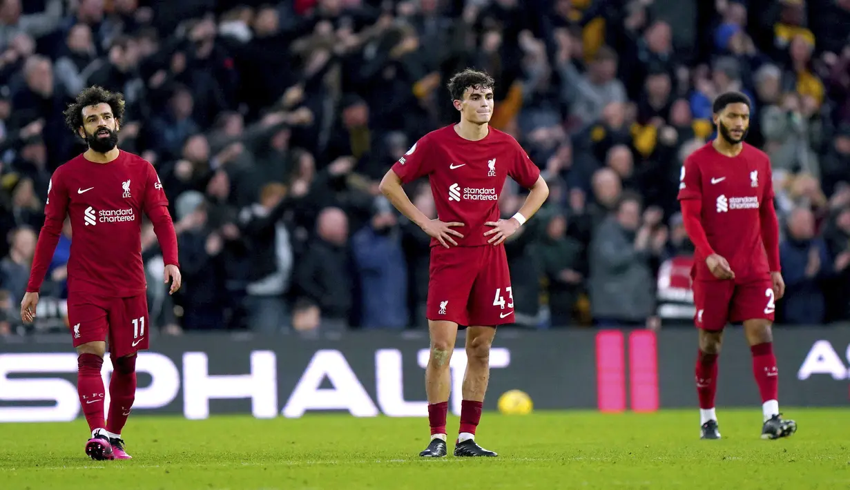 Reaksi kecewa pemain Liverpool setelah kalah 0-3 dari Wolverhampton pada laga pekan ke-22 Liga Inggris 2022/2023 di Molineux Stadium, Sabtu (04/02/2023). (AP via PA/Tim Goode)