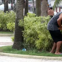 Kalau lagi mengocok minuman, pastikan posisimu yang benar. Nanti disangka lagi masturbasi, lho!