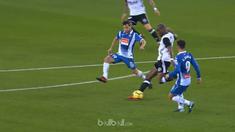 Valencia meraih kemenangan 2-0 atas Espanyol dalam lanjutan La Liga, Minggu (19/11/2017). This video is presented by Ballball.