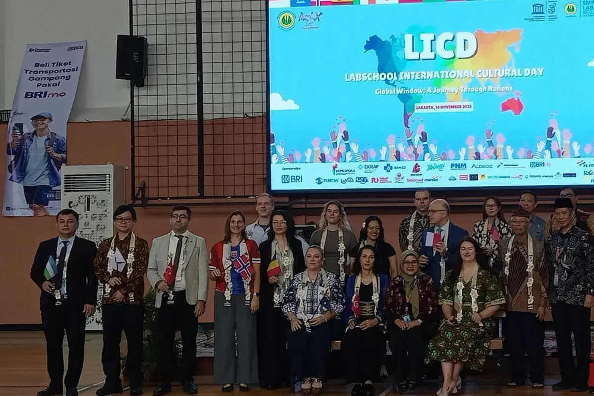 Foto bersama perwakilan dari 14 negara