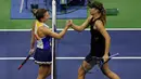 Maria Sharapova bersalaman dengan Simona Halep dari Rumania usai pertandingan putaran pertama turnamen tenis AS Terbuka di New York, (28/8). Sharapova menang atas Halep dengan skor 6-4, 4-6, 6-3. (AP Photo/Julio Cortez)