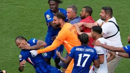 Sayangnya, laga puncak antara Chelsea vs PSG yang seharusnya menjadi perayaan kemenangan justru ternoda. Sebuah insiden tak terduga pecah setelah peluit panjang dibunyikan wasit. (AP Photo/Pamela Smith)