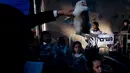 Pria Yahudi ultra-Ortodoks mengayunkan ayam memutari kepala anak-anak dalam ritual Kaparot di Bnei Brak, Israel, Minggu (16/9). Tradisi yang dimulai 800 tahun lalu itu digelar sebelum Yom Kippur atau Hari Penebusan pada Selasa esok. (AP/Oded Balilty)