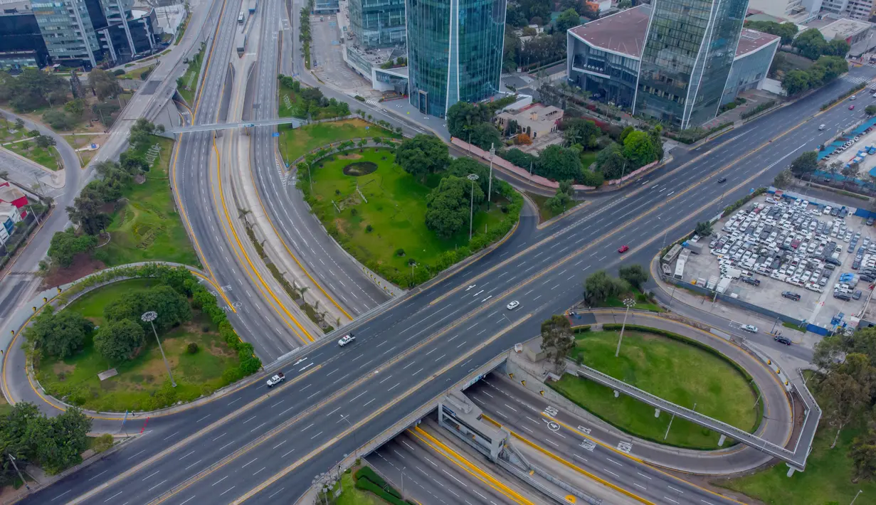 Pemandangan udara ibu kota Peru, Lima yang saat ini lockdown atau penguncian total selama dua minggu pada 31 Januari 2021. Selama lockdown, restoran hanya akan menerima pesanan untuk dibawa pulang dan bisnis nonesensial akan tutup. (Cesar FAJARDO/AFP)