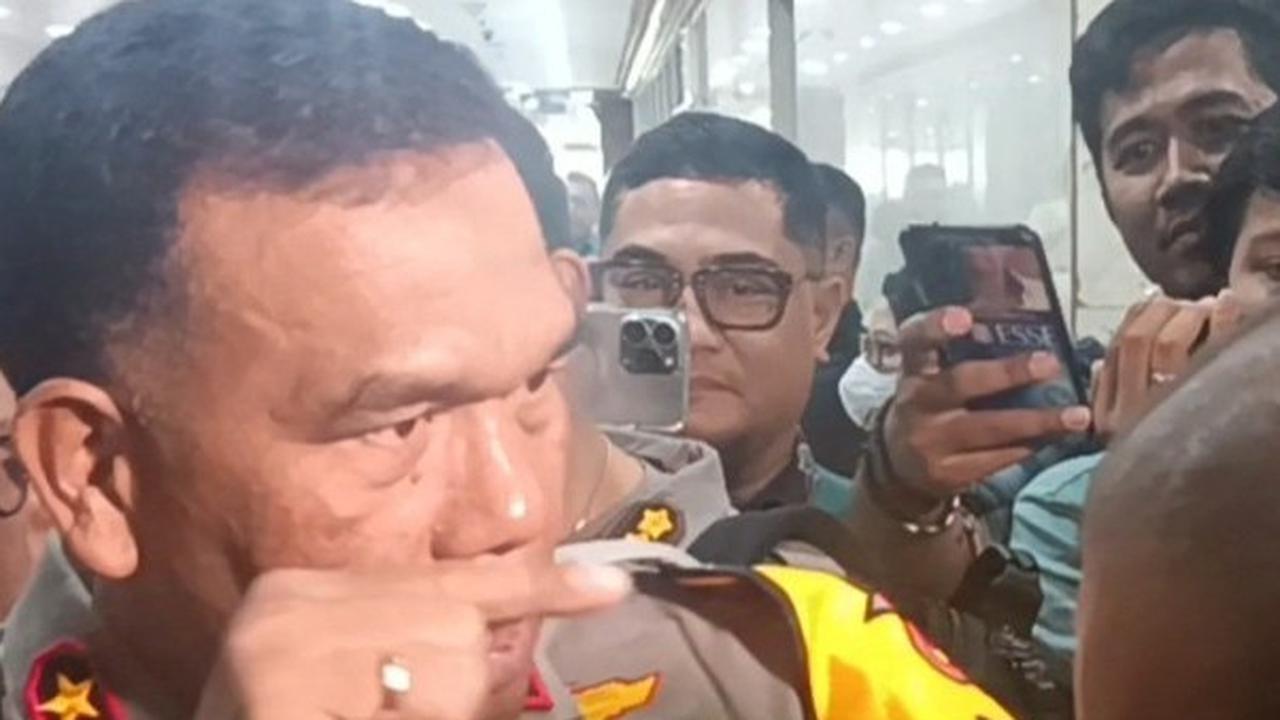 Kapolda NTT Tunjuk dan Pegang Kepala Ipda Rudy Soik