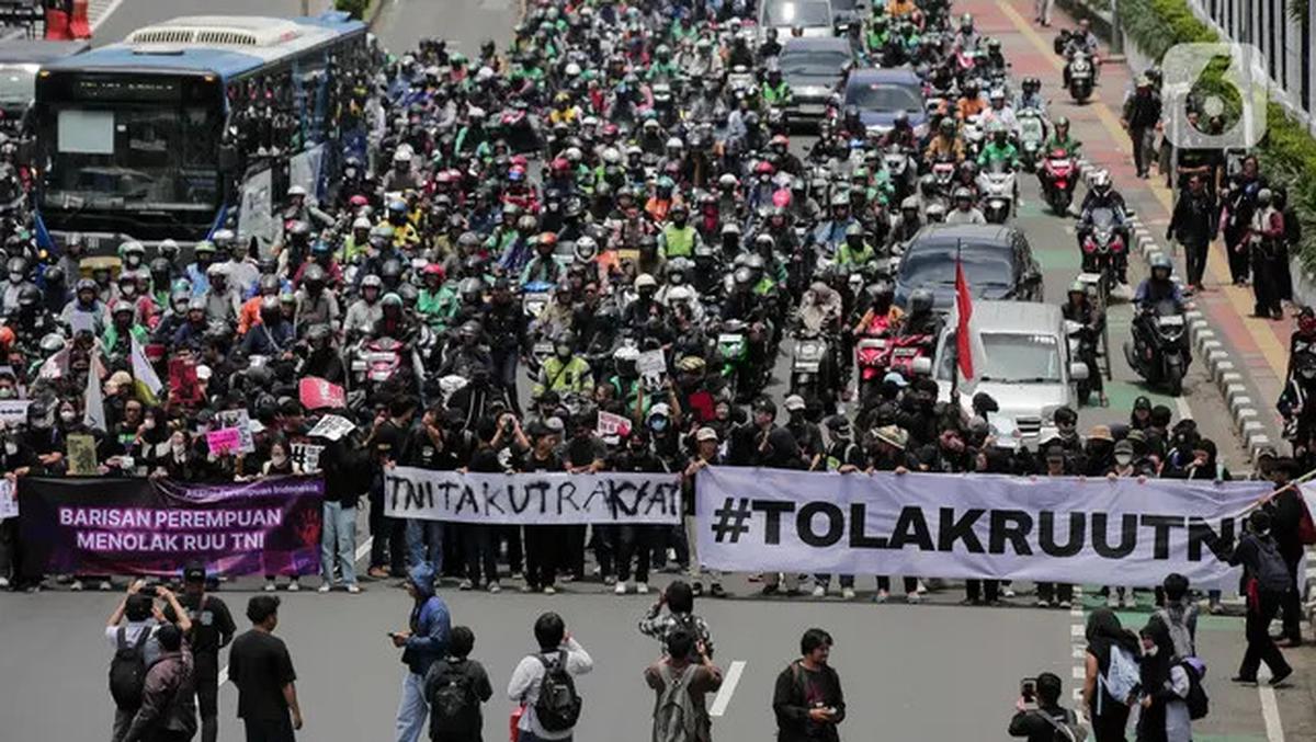 Aksi Bakar Ban Panaskan Unjuk Rasa Menolak Pengesahan RUU TNI Jadi Undang-Undang