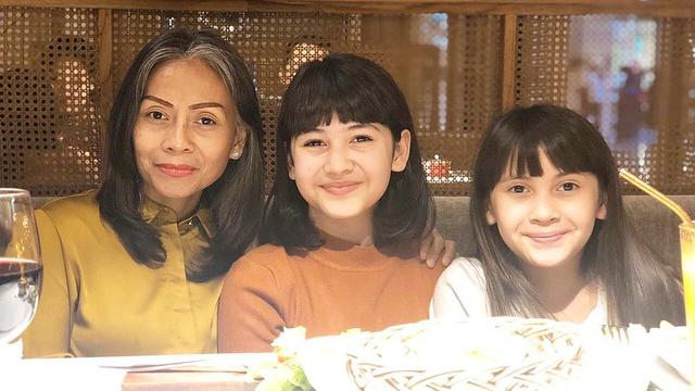 6 Potret Kedekatan Sandrinna Michelle dan Ibunda, Penuh Kehangatan