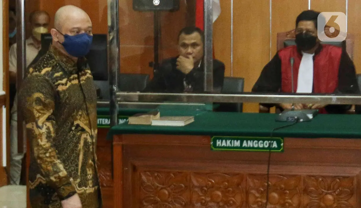 Terdakwa Mantan Kapolda Sumatera Barat Irjen Teddy Minahasa Putra memasuki ruangan untuk menjalani sidang perdana kasus narkoba di Pengadilan Negeri Jakarta Barat (PN Jakbar), Kamis (2/2/2023). Jaksa Penuntut Umum (JPU) mendakwa Irjen Teddy Minahasa telah melakukan transaksi mulai dari menawarkan hingga menerima barang narkotika jenis sabu seberat 5 Kilogram. (Liputan6.com/Herman Zakharia)