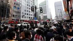 Mobil pemadam kebakaran terlihat di depan sebuah gedung, tempat kebakaran terjadi di Osaka (17/12/2021). Puluhan orang dikhawatirkan tewas setelah kebakaran di sebuah gedung komersial di Jepang barat. (AFP/STR/Jiji Pers)