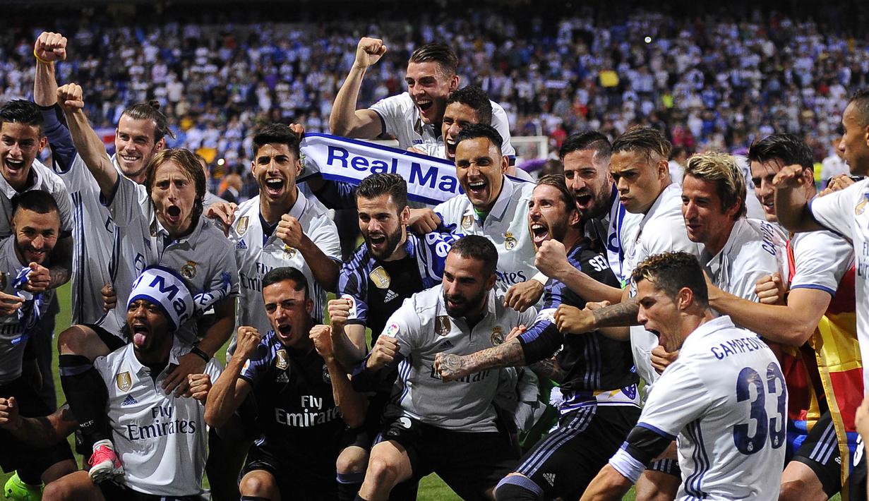 Para pemain Real Madrid merayakan gelar juara La Liga Spanyol usai menaklukkan Malaga di Stadion La Rosaleda, Malaga, Minggu (21/5/2017). Malaga kalah 0-2 dari Madrid. (AP/Daniel Tejador)