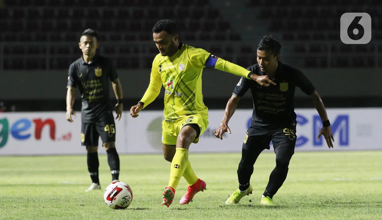 Pemain Barito Putra Rizky Pora berebut bola dengan pemain PSIS Semarang Komarudin pada laga Piala Menpora di Stadion Manahan, Solo, Minggu (21/3/2021). Pertandingan berakhir dengan skor 3-3. (Bola.com/M Iqbal Ichsan)