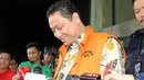 Direktur PT Bursa Berjangka Jakarta (BBJ) Bihar Sakti Wibowo berjalan keluar Gedung KPK usai menjalani pemeriksaan, Jakarta, Selasa (28/4/2015). Bihar hanya memperlihatkan senyumnya usai menjalani pemeriksaan.(Liputan6.com/Helmi Afandi)