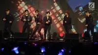 Penampilan Boy Band Korea Selatan BTOB, dalam konser bertajuk "BTOB in Jakarta 2018" di Jakarta, Jumat (21/09). Boy Band Korea Selatan BTOB membawakan 12 lagu salah satunya the feeling, movie dan someday.(Liputan6.com/ Herman Zakharia).