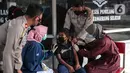 Petugas kesehatan menyuntikkan vaksin COVID-19 Sinovac kepada anak di Pospol Polsek Pamulang, Tangerang Selatan, Banten, Kamis (6/1/2022). Vaksinasi dilakukan guna mendukung tercapainya target nasional vaksinasi anak sebanyak 26 juta di seluruh Indonesia. (Liputan6.com/Faizal Fanani)