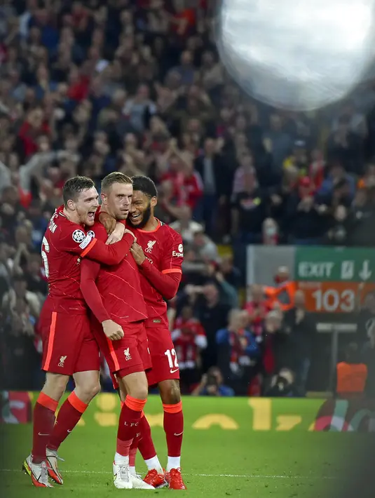 Pemain Liverpool Jordan Henderson (tengah) melakukan selebrasi usai mencetak gol ke gawang AC Milan pada pertandingan Grup B Liga Champions di Anfield, Liverpool, Inggris, Rabu (15/9/2021). Liverpool menang 3-2. (AP Photo/Rui Vieira)