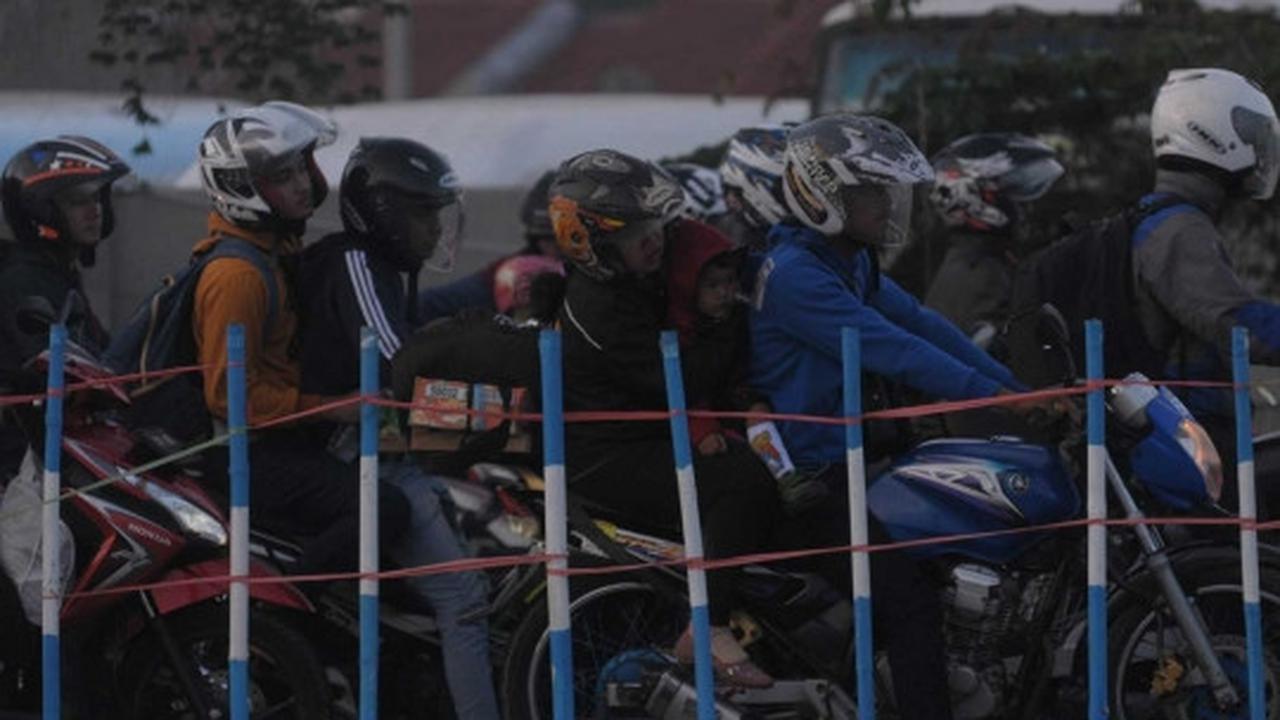 Pemudik sepeda motor padati jalan lintas Karawang arah Pantura