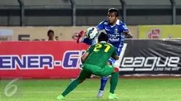 Penyerang Persib, Zulham Zamrun (belakang) berusaha mengecoh pemain Persebaya United, Fauzan Jamal di laga lanjutan Grup A Piala Presiden 2015 di Stadion Si Jalak Harupat, Bandung, Minggu (6/9/2015). Persib unggul 2-0. (Liputan6.com/Helmi Fithriansyah)