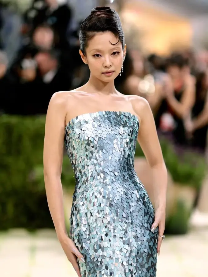 Throwback ke Era 90-an, Jennie BLACKPINK Tampil Berani dengan Alis Super Tipis di Met Gala 2026