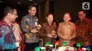Pendiri dan Chairman Lippo Group, DR Mochtar Riady (ketiga kanan) foto bersama dengan tokoh penerima penghargaan di Menara BNI Jakarta Jumat (1/11/2019). UI Awarding 2019 mengusung tema Dari UI untuk Indonesia. (Liputan6.com/HO/PR Lippo Group)
