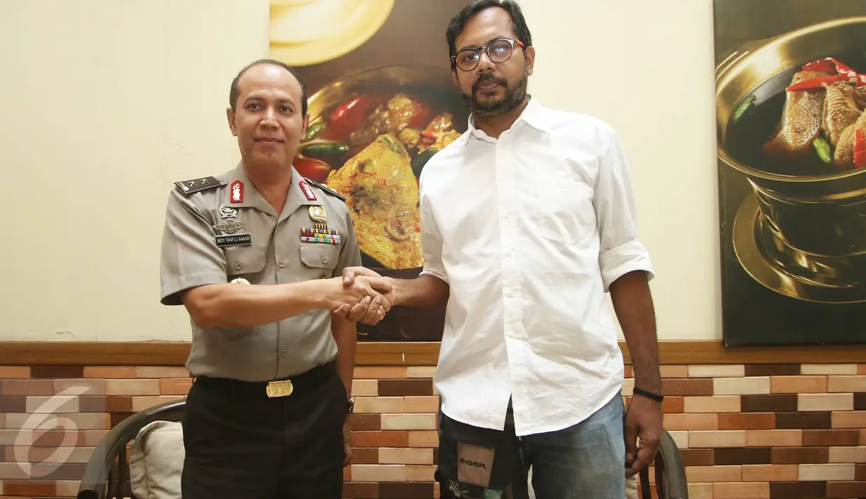 Kadiv Humas Polri Irjen Pol Boy Rafli Amar dan Koordinator Kontras Haris Azhar usai memberi keterangan, Jakarta, Rabu (10/8). Boy mengatakan penyelidikan dugaan pencemaran nama baik terhadap Haris dihentikan sementara. (Liputan6.com/Immanuel Antonius)