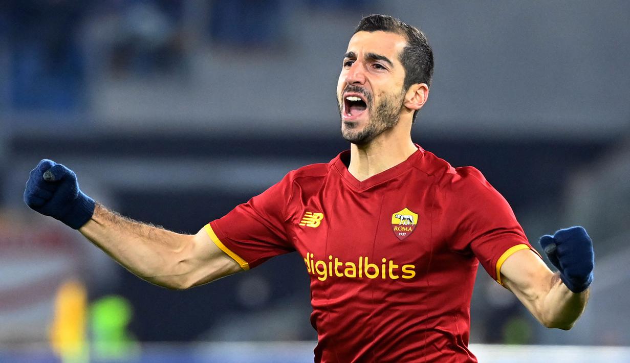 Henrikh Mkhitaryan dipinjamkan oleh Arsenal ke AS Roma pada 2019 lantaran performanya yang kurang baik. Pada musim berikutnya, ia akhirnya dipermanenkan oleh klub Ibu Kota Italia secara gratis. Penampilannya pun juga ikut membaik bersama Giallorossi. Pemain asal Armenia itu telah menjadi sosok penting dan telah menorehkan 117 laga dengan koleksi 29 gol serta 28 assist. Sayangya, pada bursa transfer musim panas ini, Mkhitaryan memutuskan untuk meninggalkan klub dan bergabung dengan Inter Milan secara gratis. (AFP/Alberto Pizzoli)