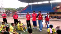 Edy Simon Baddawi, pelatih Pra PON Kaltim memberi intruksi kepada skuatnya saat uji coba melawan Pra Pon Sulsel di Stadion Andi Mattalatta Mattoangin, Makassar, Minggu (27/9) petang