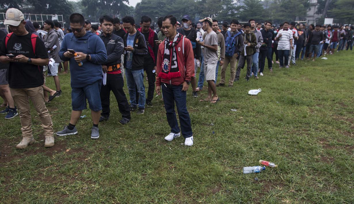 Suporter Persija Jakarta, The Jakmania, antri untuk menukar tiket di Lapangan Blok S, Jakarta, Minggu (9/12). Persija akan menjalani laga penentuan gelar juara melawan Mitra Kukar. (Bola.com/Vitalis Yogi Trisna)