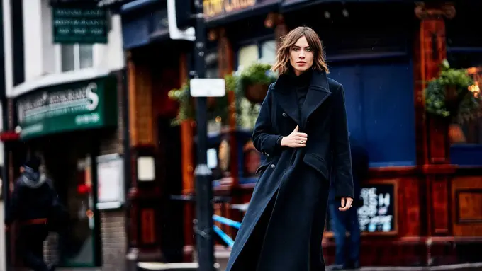 [Bintang] Editor Says: Tampil Selalu Memesona, Ini Alasan Gaya Vintage Alexa Chung Terlihat Everlasting