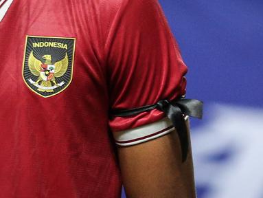 Tragedi Kanjuruhan meninggalkan duka bagi sepak bola Indonesia bahkan Dunia. Hal tersebut juga terlihat saat laga Timnas Indonesia asuhan Bima Sakti melawan Guam pada Kualifikasi Piala Asia U-17 2023, Senin (03/10/2022) malam WIB. (Bola.com/Bagaskara Lazuardi)