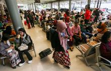 FOTO: Pemudik Mulai Padati Stasiun Pasar Senen, 42 Ribu Penumpang Kereta Sudah Meninggalkan Jakarta