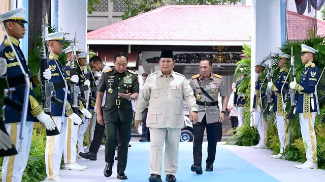 Presiden Prabowo Subianto memberikan taklimat kepada para peserta Rapat Pimpinan (Rapim) TNI dan Polri.