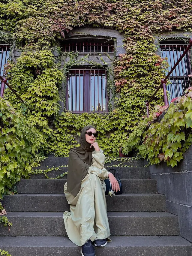 Potret Paula Verhoeven Pakai Outfit Serba Hijau. (instagram/paula_verhoeven)