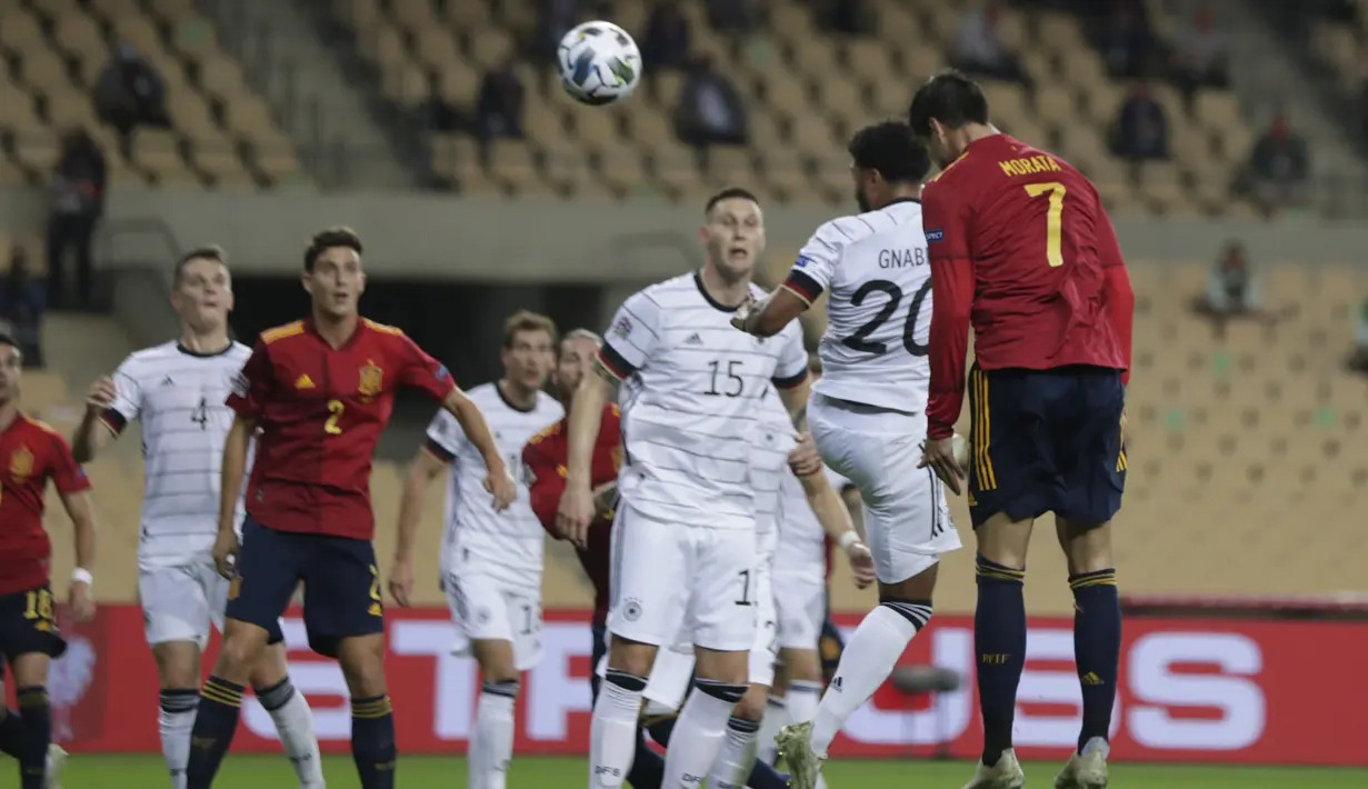 Penyerang Spanyol, Alvaro Morata (kanan) menyundul bola untuk mencetak gol ke gawang Jerman pada pertandingan UEFA Nations League 2020 di Estadio La Cartuja de Sevilla,  Spanyol, Selasa (17/11/2020). Spanyol menang telak atas Jerman 6-0. (AP Photo/Miguel Morenatti)