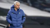 Pelatih Tottenham, Jose Mourinho, memperhatikan pemainnya saat menghadapi Ludogorets pada laga lanjutan Grup J Liga Europa di Tottenham Hotspur Stadium, Jumat (27/11/2020) dini hari WIB. Tottenham menang 4-0 atas Ludogorets. (AFP/Ian Kington/pool)