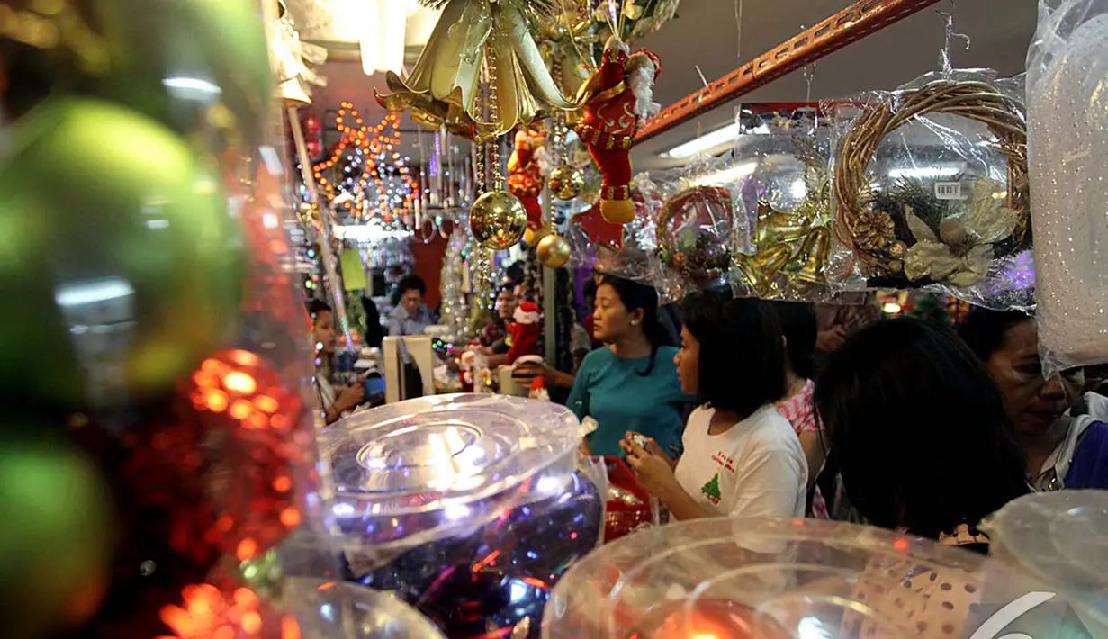 Para pengunjung sedang melihat-lihat pernak-pernik Natal yang dijajakan di Pasar Mangga Dua, Jakarta, Sabtu (13/12/2014). (Liputan6.com/Johan Tallo)