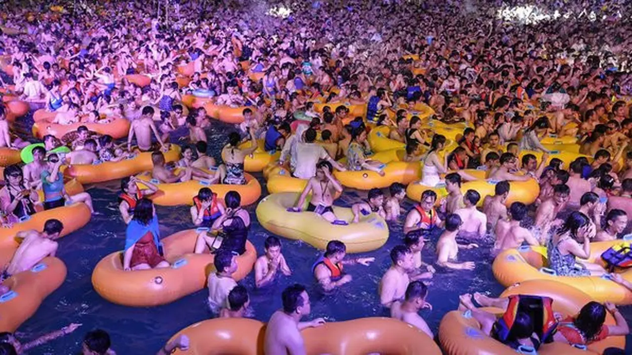warga Wuhan berpesta di pantai (foto: AFP via Getty Images)