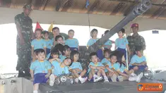 Citizen6, Surabaya: Batalyon Tank Amfibi-1 Marinir menerima kunjungan 95 siswa dan 8 orang guru Pembina TK Petra Pondok Candra di Garase Tank Amfibi-1 Marinir, Karang Pilang Surabaya, (24/10). (Pengirim: Budi Abdillah). 