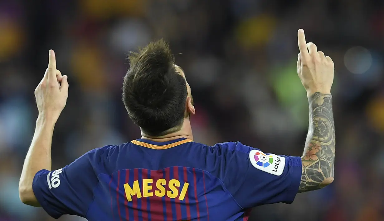 Bintang Barcelona, Lionel Messi, merayakan gol yang dicetaknya ke gawang Espanyol pada laga La Liga Spanyol di Stadion Camp Nou, Katalonia, Sabtu (9/9/2017). Barcelona menang 5-0 atas Espanyol. (AFP/Lluis Gene)