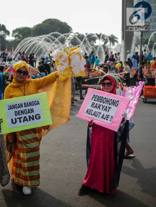 Sejumlah wanita yang tergabung dalam Emak-Emak Istana Cantik menggelar aksi saat car free day (CFD) di Bundaran HI, Jakarta, Minggu (4/8/2019). Dalam aksinya, mereka mengkritik kebijakan pemerintah soal ekonomi. (Liputan6.com/Faizal Fanani)
