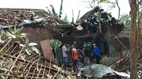 Rumah yang diduga menjadi tempat produksi mercon atau petasan luluh lantak akibat ledakan di Kabupaten Malang, Jawa Timur. (Foto: Fiska Tanjung/JawaPos.com)