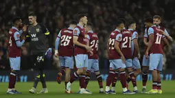 Para pemain Burnley melakukan briefing sebelum dilakukan kick-off menghadapi Tottenham Hotspur pada laga putaran ketiga Piala FA 2023/2024 di Tottenham Hotspur Stadium, London, Sabtu (6/1/2024) dini hari WIB. (AP Photo/Ian Walton)