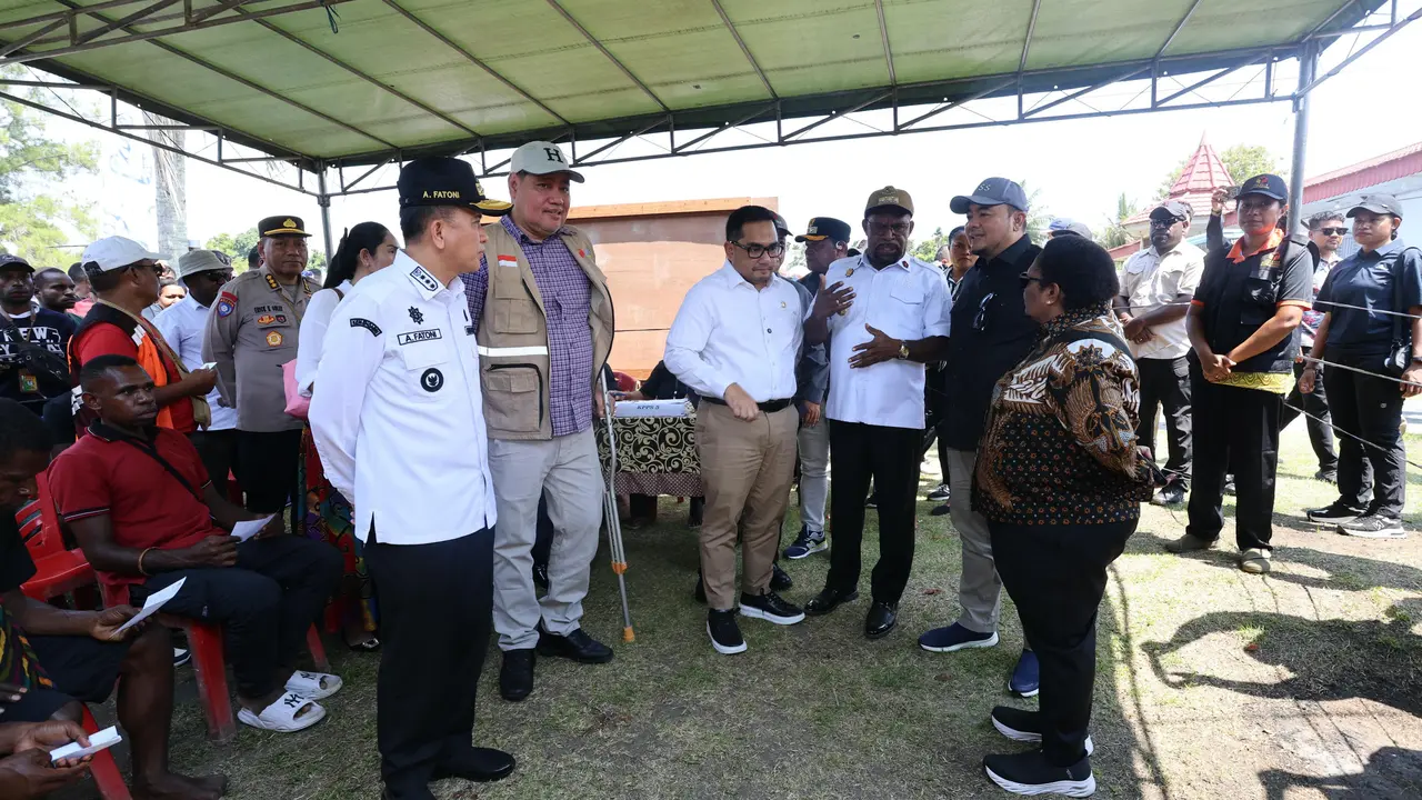 Penjabat (Pj) Gubernur Papua Agus Fatoni bersama Wakil Menteri Dalam Negeri (Wamendagri) Ribka Haluk) memantau sejumlah Tempat Pemungutan Suara (TPS) dalam pelaksanaan Pemungutan Suara Ulang (PSU) Pemilihan Gubernur dan Wakil Gubernur Provinsi Papua (Isti