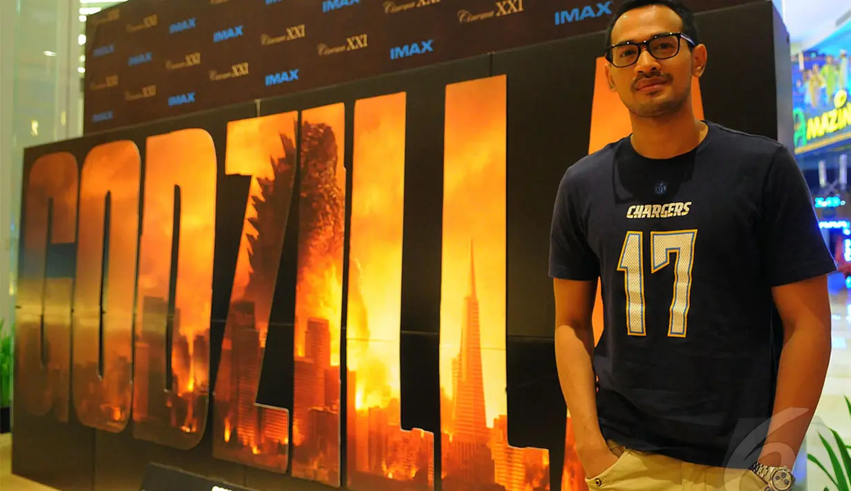 Aktor Oka Antara ikut menonton Premiere film Godzilla di XXI Gandaria City pada Selasa (14/5/2014) (Liputan6.com/Faisal R Syam).