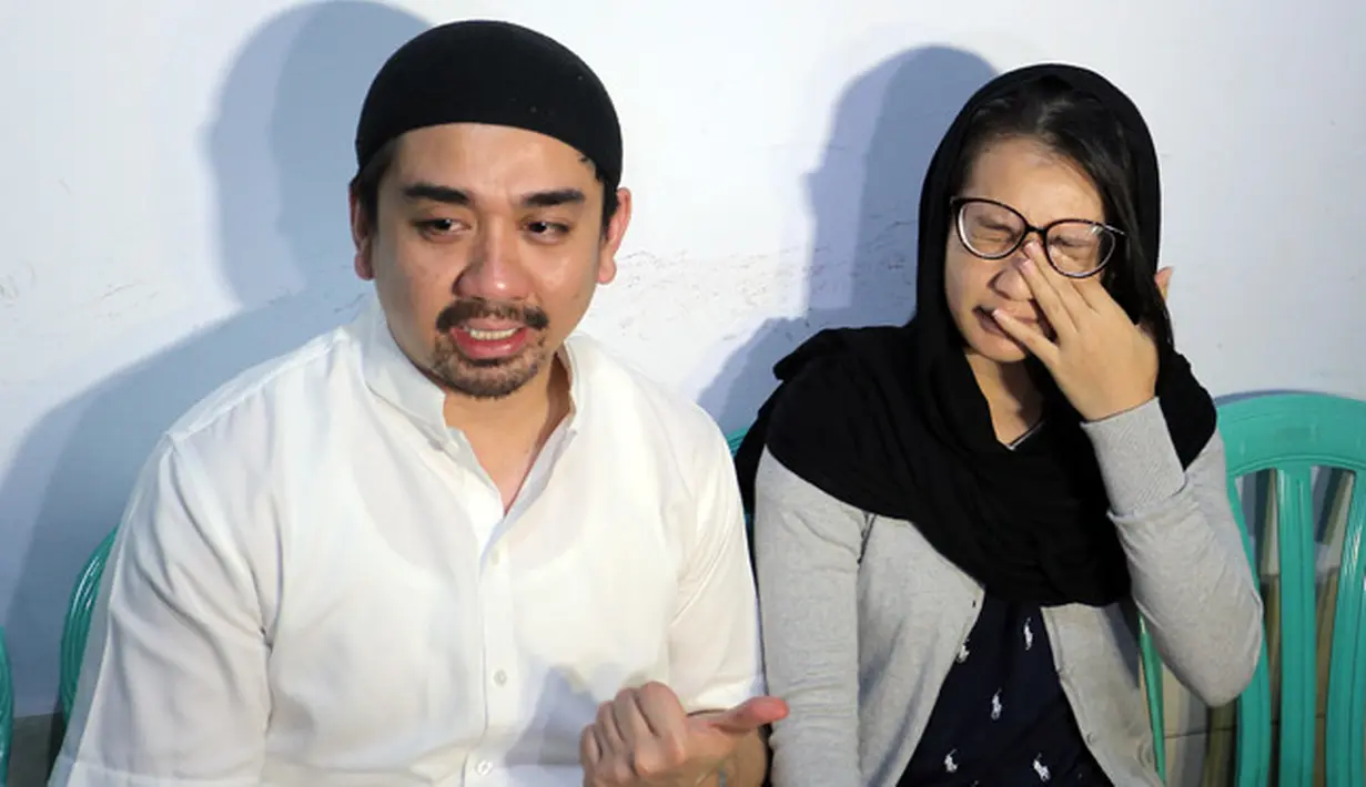 "Awalnya itu cuma kayak asam lambung, tapi ternyata itu serangan jantung. Sudah sempat membaik juga, dilakukan HD untuk menurunkan kreatininnya, karena hipertensinya berpengaruh ke jantung dan ginjal," ujar Reza. (Deki Prayoga/Bintang.com)