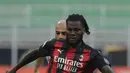 Gelandang AC Milan, Franck Kessie megontrol bola saat bertanding melawan Fiorentina pada pertandingan lanjutan Liga Serie A Italia di stadion San Siro di Milan, Italia, Minggu (29/11/2020). AC Milan menang 2-0 atas Fiorentina. (AP Photo / Luca Bruno )
