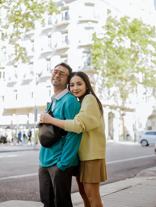 Seperti inilah beberapa potret kemesraan Raffi Ahmad dan Nagita Slavina bekerja sambil menikmati liburan di Madrid, Spanyol. [Instagram/raffinagita1717]