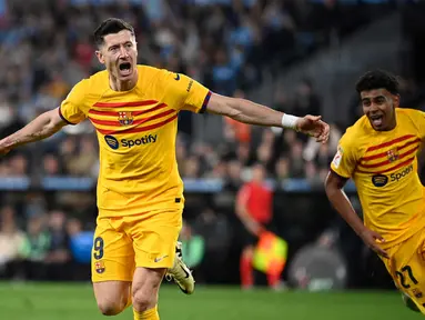 Penyerang Barcelona, Robert Lewandowski merayakan gol pertama timnya saat pertandingan sepak bola Liga Spanyol melawan RC Celta de Vigo di Stadion Balaidos, Vigo, 17 Februari 2024. (MIGUEL RIOPA/AFP)