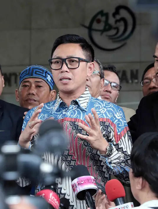 "Kami datang ke sini untuk membuat laporan. Jujur saja, sebenarnya saya nggak niat melaporkan karena saya juga datang dari media juga. Tapi ini sudah meresahkan dan mencoreng nama baik kepolisian," pungkas Eko Patrio. (Deki Prayoga/Bintang.com)