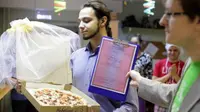 Seorang pria di Rusia menikahi pizza/Metro.co.uk